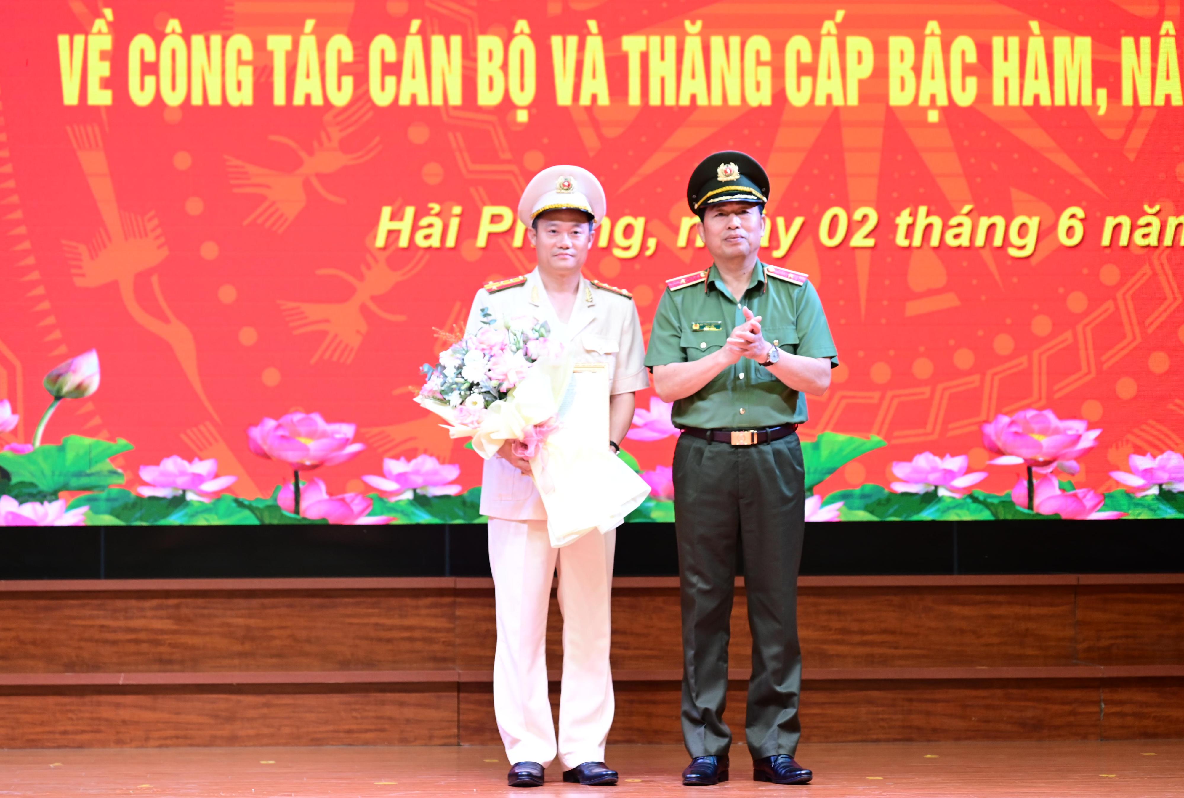 Thăng cấp bậc hàm đối với đồng chí Đỗ Văn Điệp, Phó Giám đốc CATP